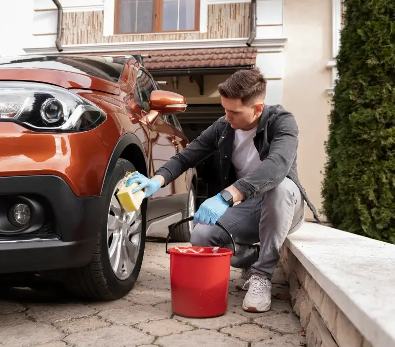 Lavage auto à domicile Lelin-Lapujolle : professionnel intervenant sur un véhicule
